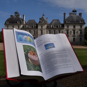 Livre ouvert à la page des gâteaux de Pâques devant le château de Cheverny - France  - collection de photos clin d'oeil, catégorie paysages